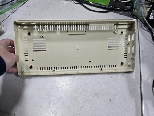 Custodia inferiore Atari 600 XL #1-Oscuramento laterale-Intatto-Buona griglia e fori per viti-RICAMBI - Foto 20 di 20