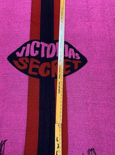 Manta acrílica para regazo Victoria's Secret 60" X 50" roja/rosa/negra - Imagen 3 de 10