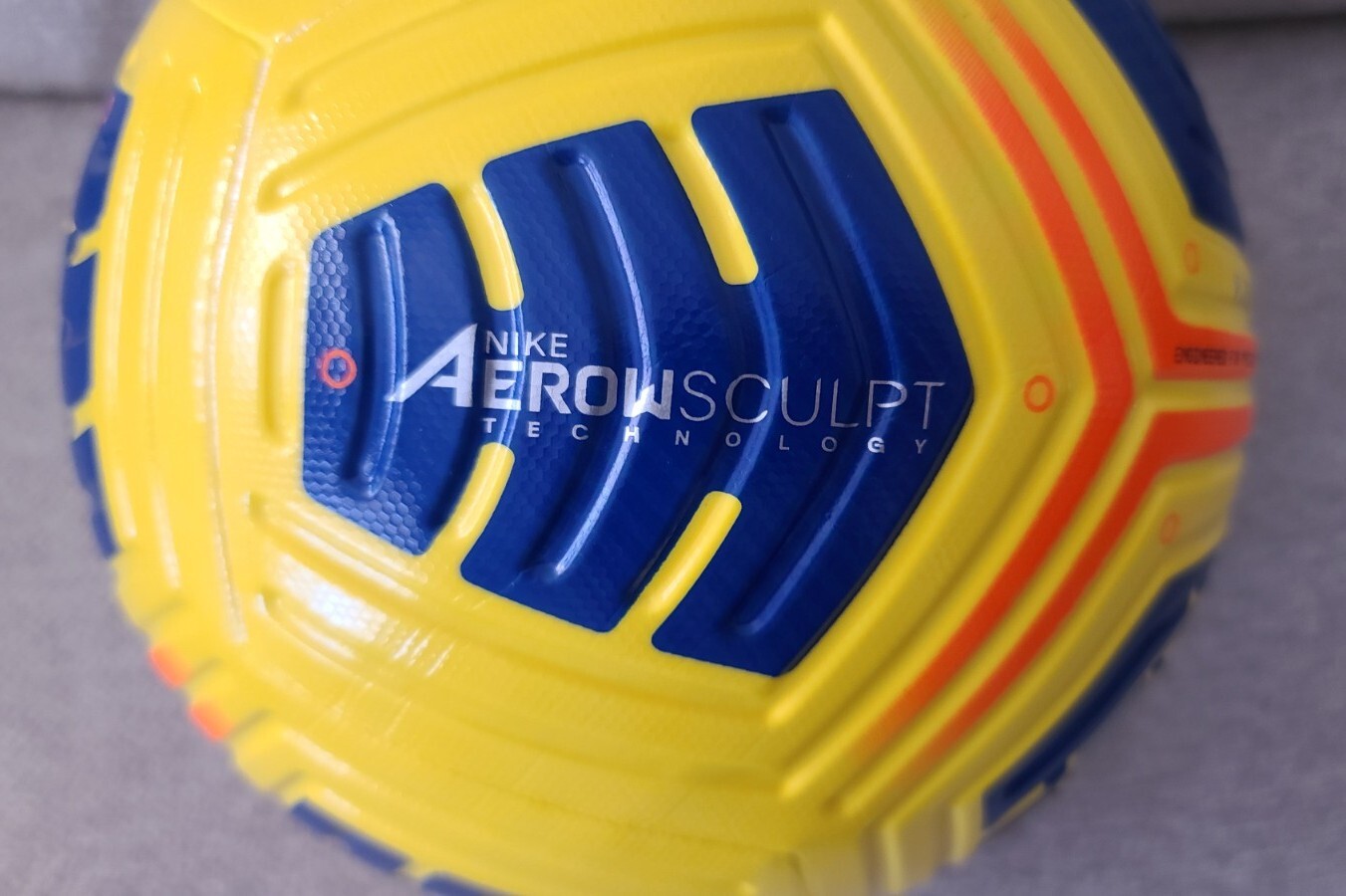 Ballon de foot synthétique taille 4 Aerowsculpt IMS tout neuf | New | TND1.00 | Sfax