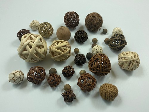 SET OF 30 Pcs WICKER RATTAN BALLS AND VARIOUS DECORATIVE BALLS IN NATURAL COLORS - Picture 3 of 5