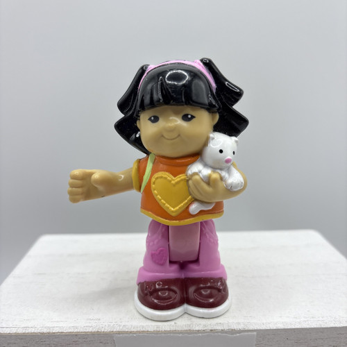 Fisher-Price Little People 3" Sonya Lee Biegefigur mit Katzenrucksack Student - Bild 1 von 7