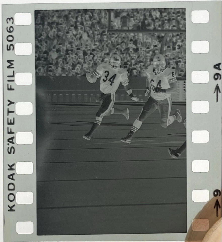 35 mm B&W slides of Chicago Bears legend Walter Payton in action Set of three. - Image 3 of 3