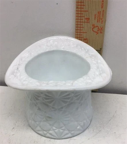 VTG Fenton White Milk Glass Daisy & Buttons Pattern Top Hat Vase/Planter 3 1/4”