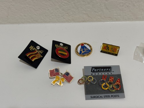 Lot de 13 épingles anciennes - Série drapeau AA Airlines, Jeux olympiques, Croix-Rouge, Hawaï - Photo 2/14