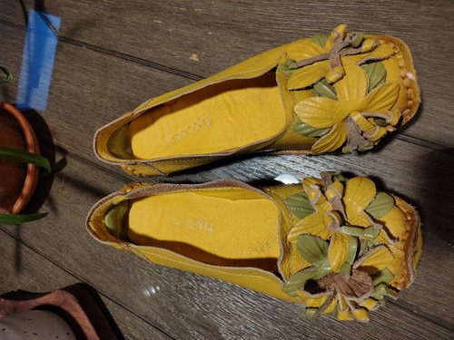SOCOFY Womens Sz US 8 Asian 250 Leather Flex Slip On Floral Shoes Yellow Mustard - Picture 3 of 8