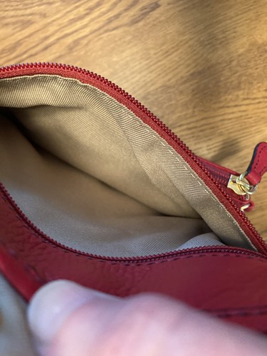 Bolso sin asas Maxx New York Signature de cuero rojo/marrón con correa de muñeca desmontable - Imagen 10 de 11
