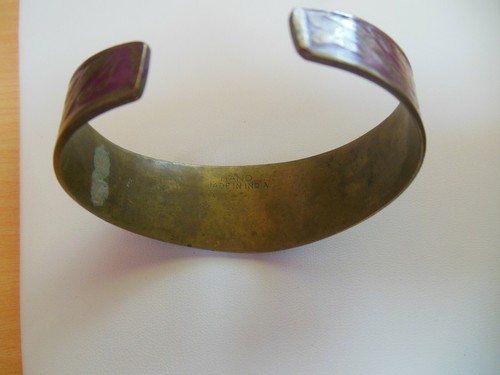Brazalete de latón esmaltado púrpura, verde y rojo vintage firmado hecho a mano en la India - Imagen 4 de 5