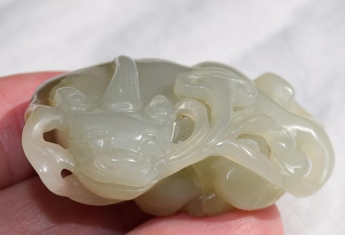 Chinese Jade Chilong Dragon Holding Lingzhi Stem in Mouth Celadon Qing Dynasty - Picture 5 of 12