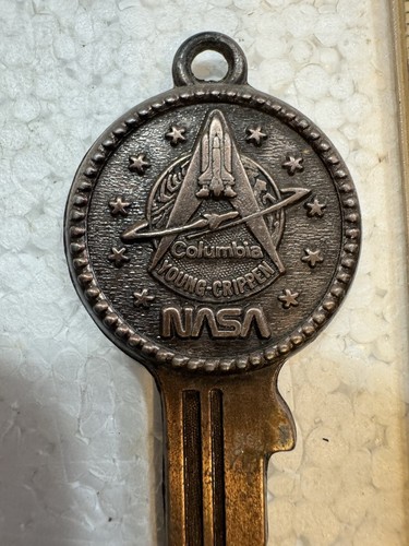 Vintage NASA Space Shuttle Columbia Metal Key Keychain - Super Cool - Picture 3 of 6