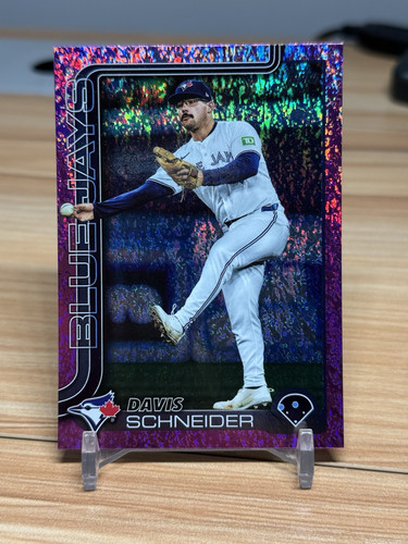 2025 Topps Series 1 Davis Schneider Pink Foil Blue Jays - Bild 1 von 2