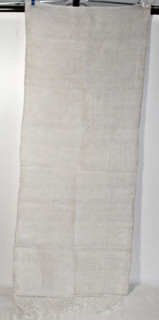 Altes grobes Leinen Übertuch mit gehäckelter Borde um 1920