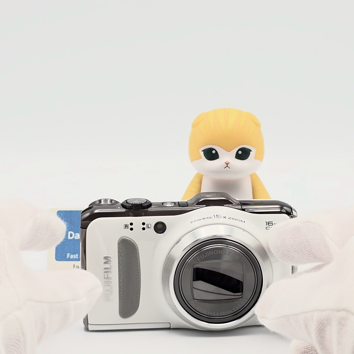 FUJIFILM FinePix F550EXR White 16MP 15x Zoom GPS Compact Camera
