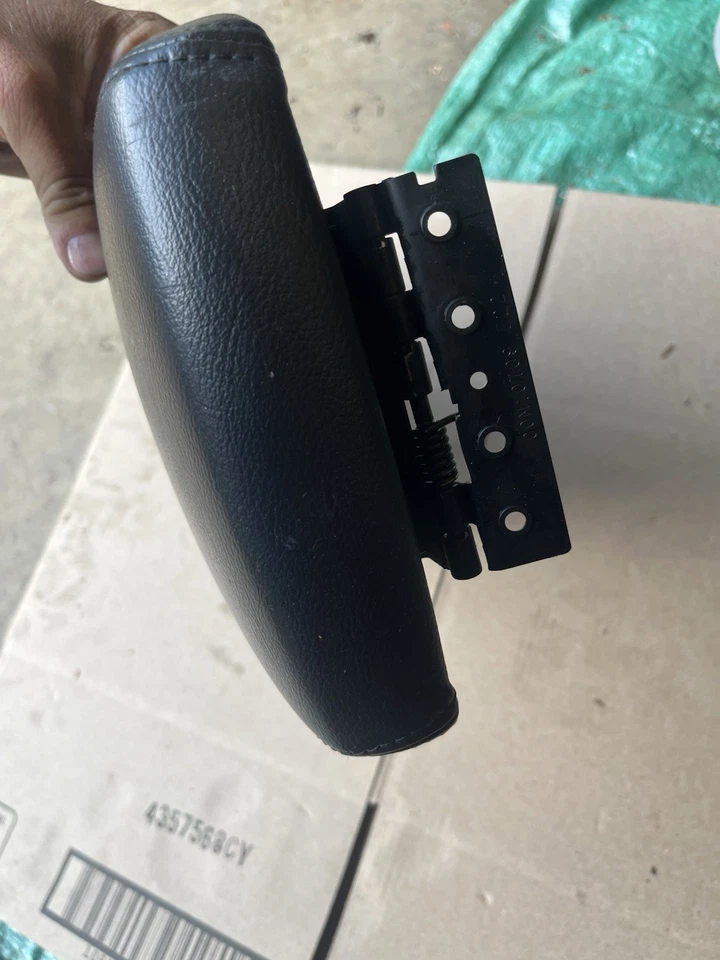 2005 - 2007 年福特自由式扶手中心控制台盖黑色原始设备制造商🔥 — 第 2/3 张图片