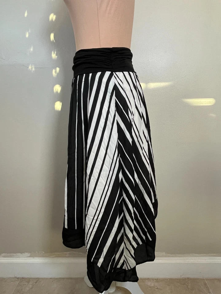 Falda midi BCX negra blanca a rayas para mujer mediana fluida elástica control cintura superior Foto 3 de 4