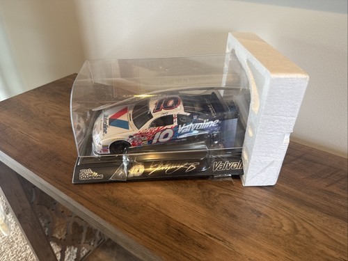 2001 Johnny Benson #10 Valvoline Racing Champions Authentics Series 1/24 Diecast - Picture 2 of 3