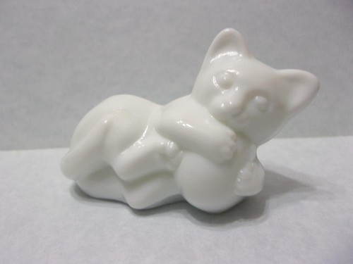 Fenton Glass Milk White Kitten Cat with Ball Figurine FAGCA 2022 Mosser Glass - Picture 2 of 3