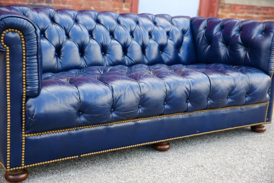 Sofá Chesterfield Vintage Cuero Azul Madera Moño Pies LoeBlein Bros EE. UU. Foto 4 de 4