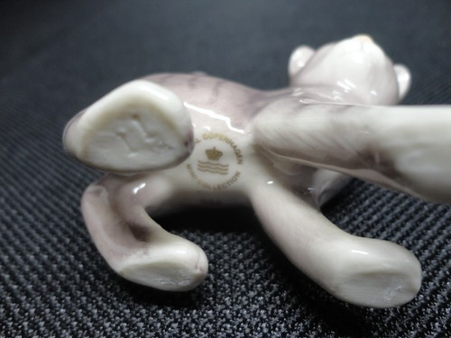 Vintage Royal Copenhagen #685 Danimarca grigio/bianco gatto coda su statuina porcellana - Foto 5 di 5