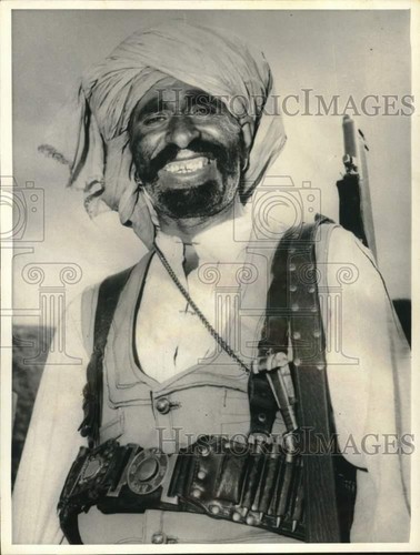 1967 Press Photo Pathan Tribe Soldier with a home-made rifle, Pakistan