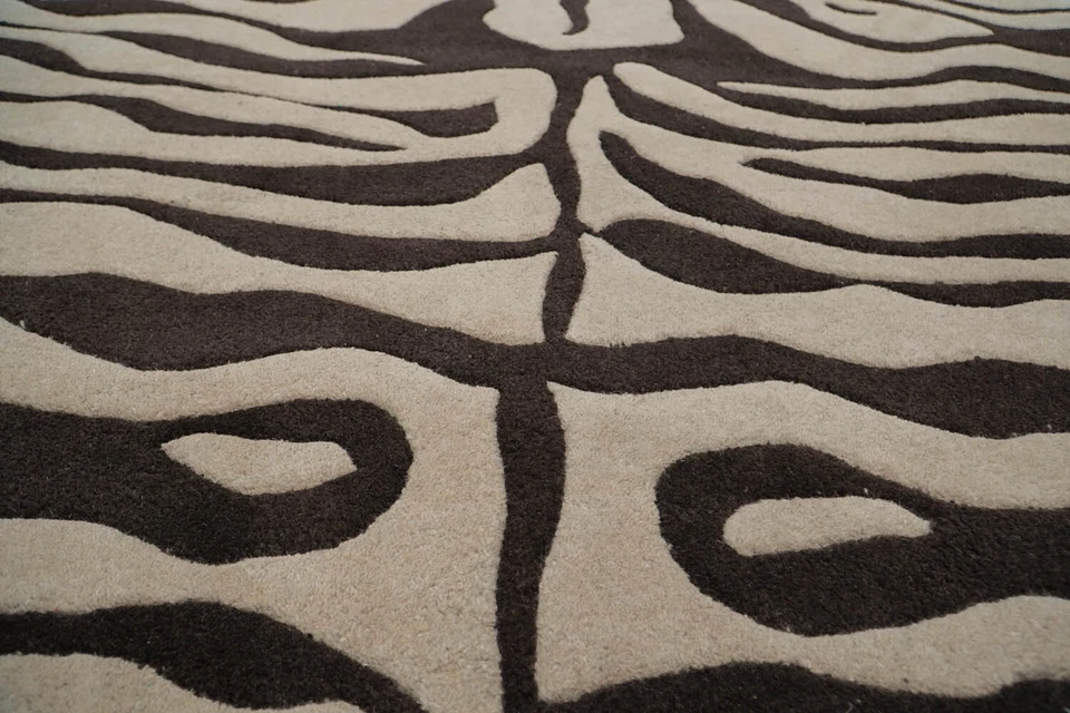 Alfombra de lana moderna acolchada a mano beige 6'x6' con estampado de cebra Foto 4 de 4