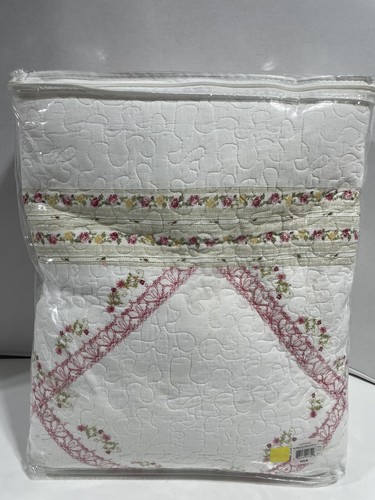 Living Quarters Dayna Queen Bedspread White/Pink Cotton Face&Fill-Polyester Back - Picture 3 of 4