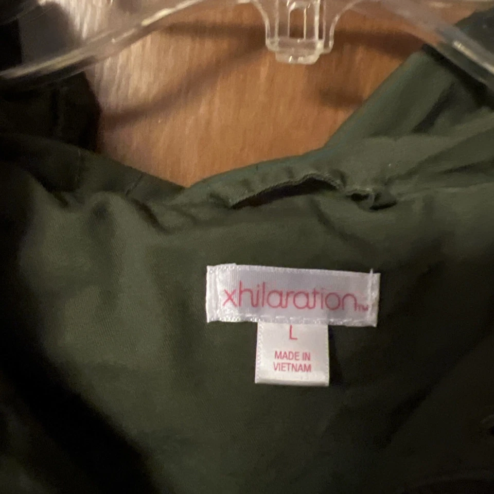 Jaqueta bordada verde oliva feminina Xhilaration tamanho G bolsos e capuz gravata na cintura - Imagem 2 de 3