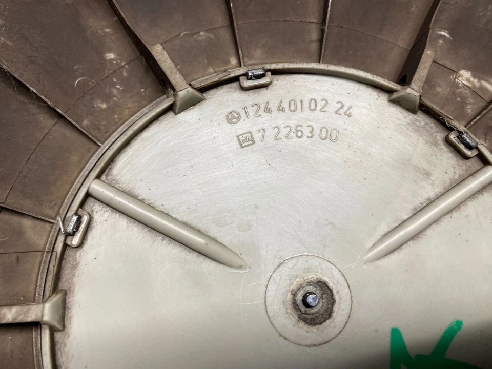 OEM MERCEDES BENZ W201 W124 190E 1984-1993 TAPACUBOS CENTRAL RUEDA PLATEADO Foto 4 de 4