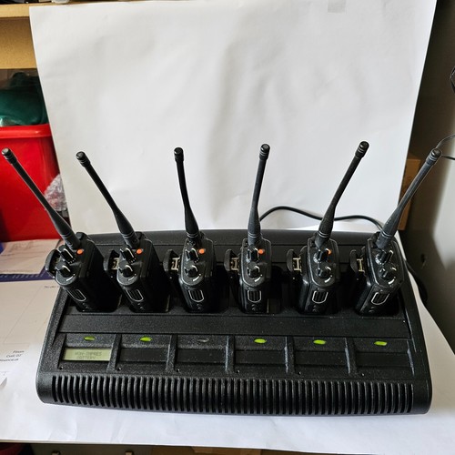 6x Motorola DP4400e UHF Radios with Motorola Impres Charger - Zdjęcie 4 z 6