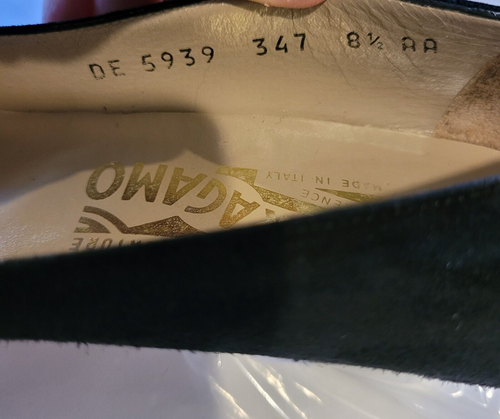 SALVATORE FERRAGAMO 8.5 AA Negro Gamuza Dorado Bordado Gatito Tacón Bomba Italia - Imagen 11 de 24