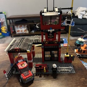 LEGO CITY: Fire Station (7240) complete 