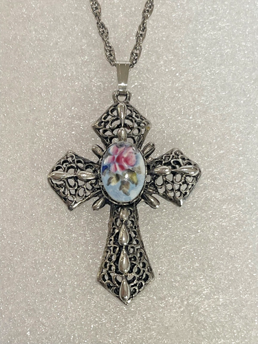 Vintage Halskette mit silberfarbenem christlichem Kreuzanhänger und filigranem floralem Cabochon