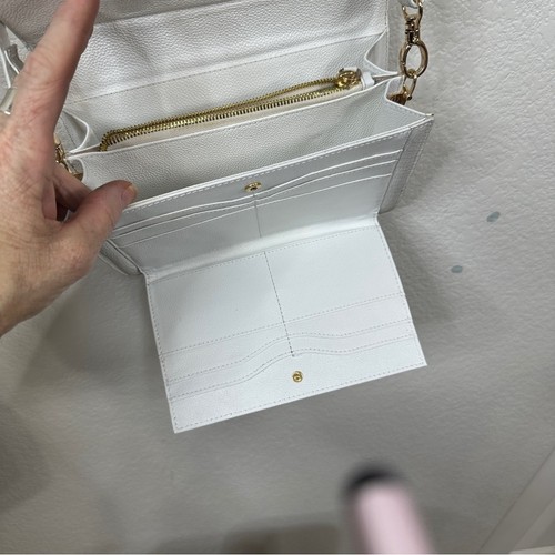 Borsa Grand Pelle in pelle di coccodrillo goffrata con patta bianca e tracolla - Foto 5 di 11