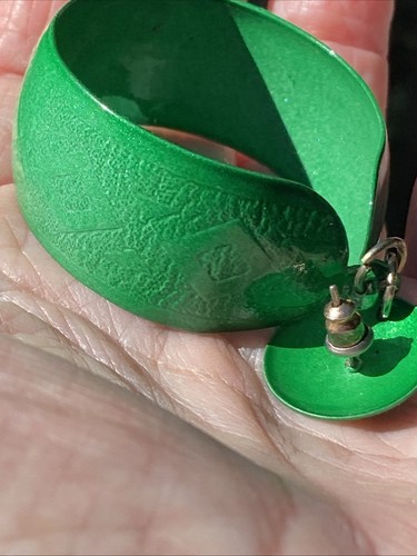 DYNAMITE MOD GROOVY MARY QUAUNT ERA BRITE GREEN FOWARD GYPSY METAL PIERCED HOOPS - Picture 2 of 17