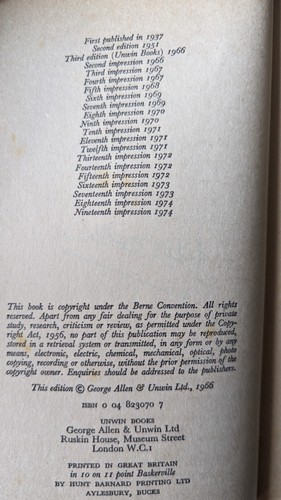 J.R.R. Tolkien The Hobbit Paperback 1974 Unwin Book - Picture 4 of 4