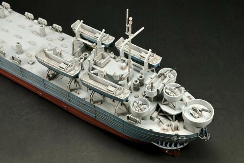 Modellino costruito US NAVY TYPE 2 LSTS LST-1 CLASSE 1/350 nave da sbarco carro armato (preordine) - Foto 9 di 9