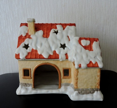 Goebel Schneebedecktes Haus mit Erker und Tannenbaum - zur Winterlandschaft - Bild 4 von 4