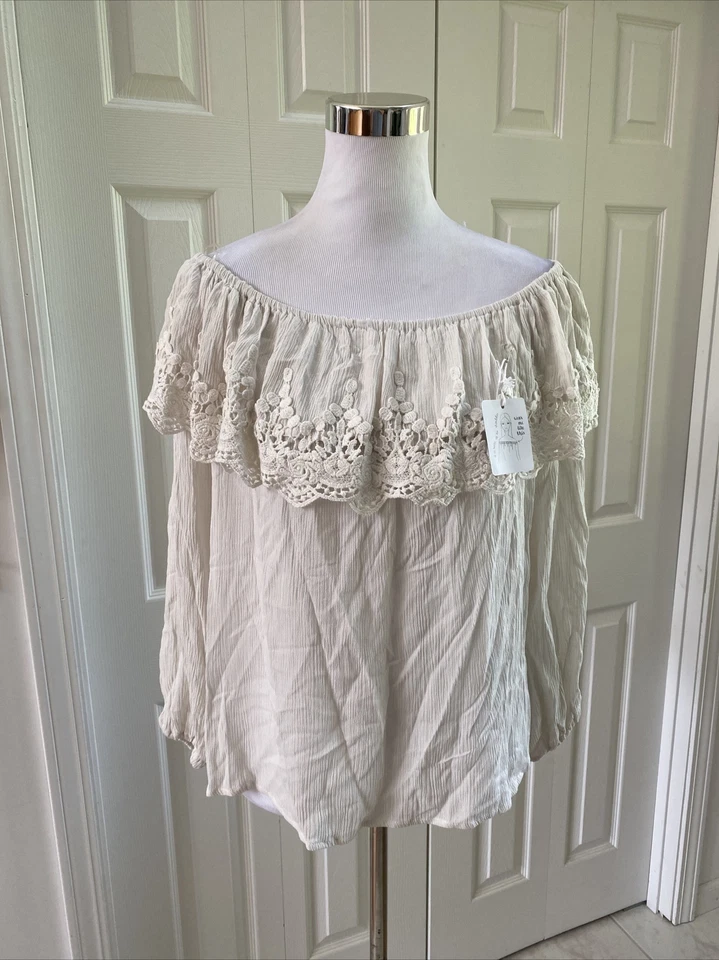 Blusa Altar’d State Crema Fuera del Hombro Borde de Encaje L $88 NUEVA CON ETIQUETAS