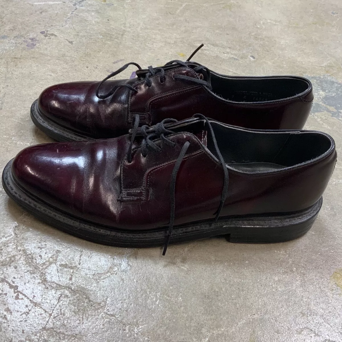 Scarpe eleganti vintage anni 60 in pelle borgogna con tacchetti a V da uomo 9E