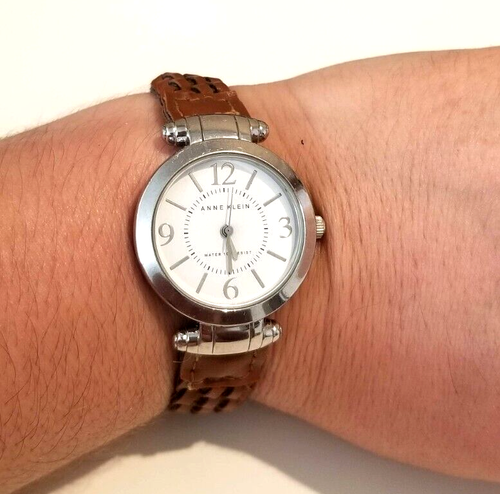 **Anne Klein Y121E Round White Face Uhr funktioniert** - Bild 7 von 8