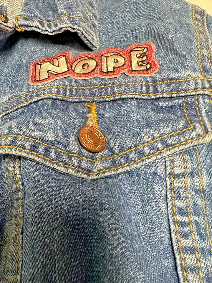 Chaqueta vaquera First Impressions lentejuelas recicladas alas de ángel Foto 4 de 4