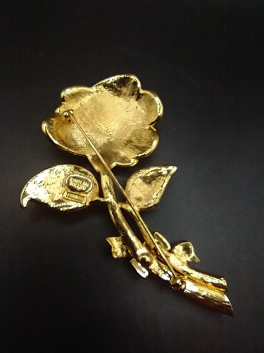 Broche rosa grande vintage Nolan Miller pedrería transparente en montura tono dorado D1 - Imagen 5 de 7