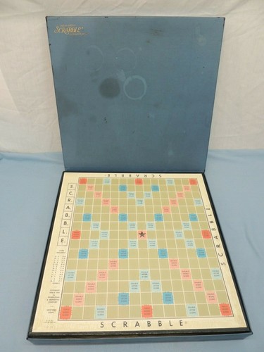 VINTAGE DELUXE SCRABBLE BOARD GAME - Picture 2 of 8