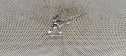 28mm Retro Warhammer - Ork w/ Rocket - Picture 1 of 3