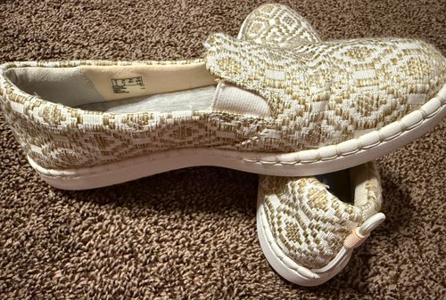 Clarks Womens Step Glow Slip On Shoes Sz 8.5 Natural Weave Flat Comfort Loafers