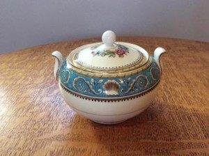Wedgwood-turquoise-Runnymede-bute-shape-36-sugar-box-W3808