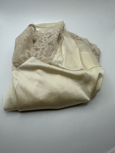 Vintage Vanity Fair Size 32 Cream Nylon Lace Trim Slip - Picture 16 of 16