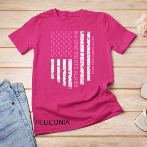 Camiseta unisex No One Fights Alone bandera de EE. UU. Concientización sobre el cáncer de mama - Imagen 4 de 15