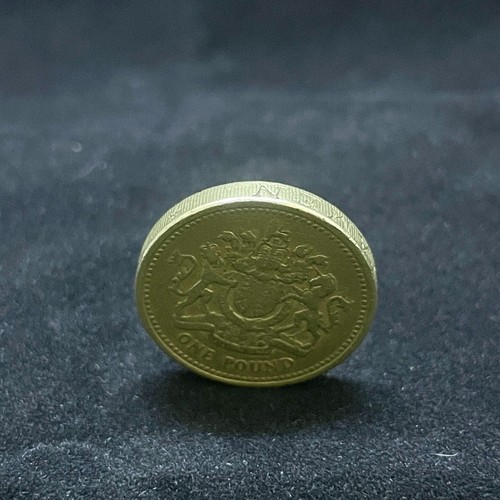 1983 One Pound Coin Queen Elizabeth II Royal Arms DECUS ET TUTAMEN British Error - Picture 7 of 11