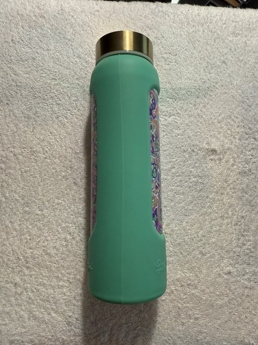 Lilly Pulitzer La Playa Print Glass Water Bottle W/ Green Silicone Cover - Picture 2 of 8