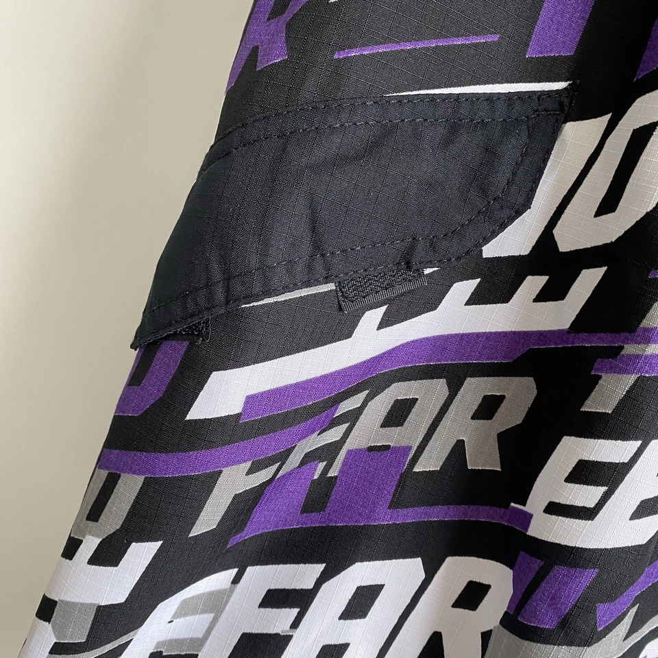 Short de bain homme No Fear Y2k violet noir imprimé intégral logo Sixe XXL an... - Photo 3/4